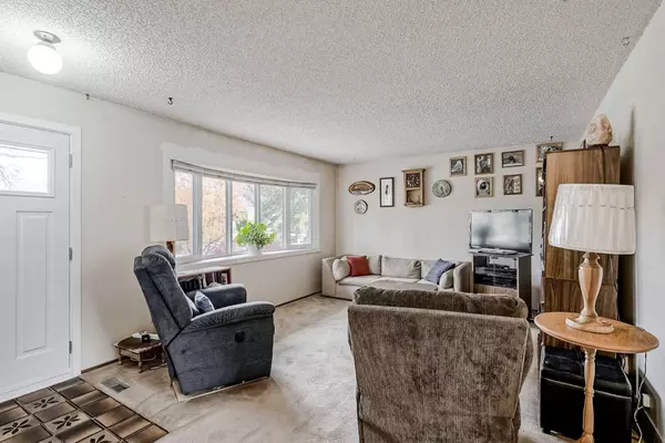 Calgary, AB T3E 4K9,2747 Grant CRES SW