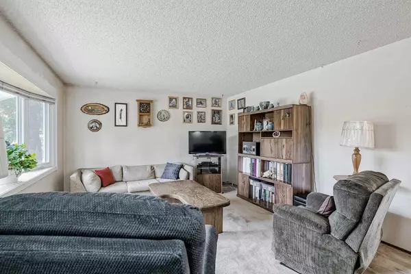 Calgary, AB T3E 4K9,2747 Grant CRES SW