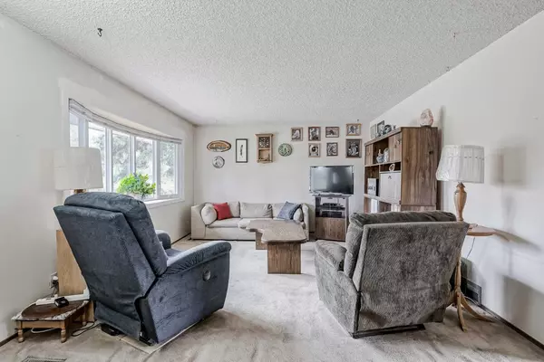 Calgary, AB T3E 4K9,2747 Grant CRES SW