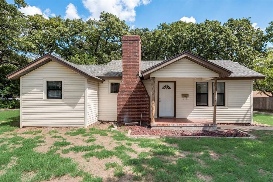 1304 Oak Knoll Drive, Haltom City, TX 76117