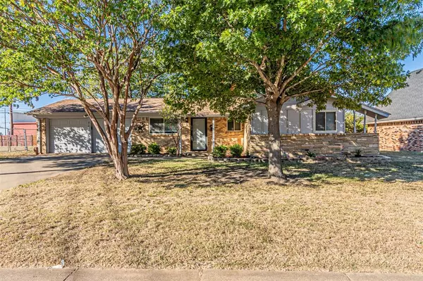 614 Greenbrook Lane, Grand Prairie, TX 75052