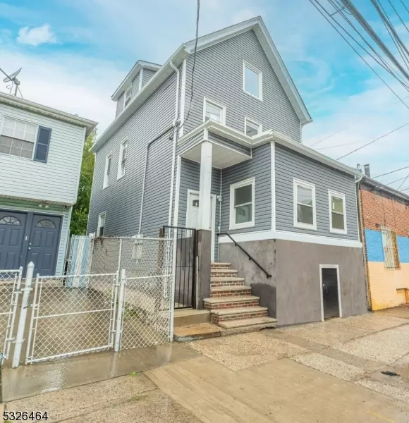 132 5th St, Elizabeth City, NJ 07206