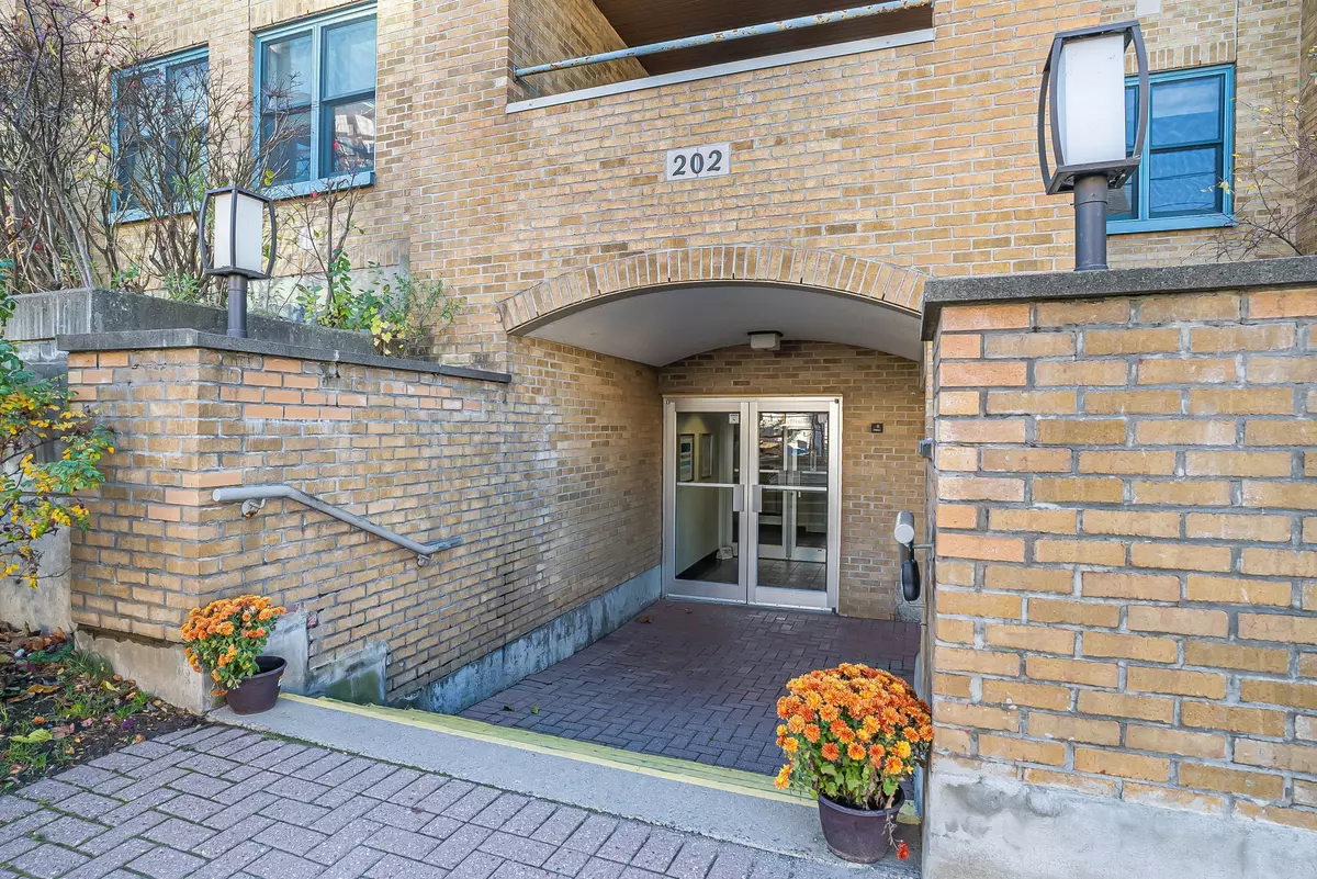 West Centre Town, ON K1Y 1L7,202 Hinchey AVE #106