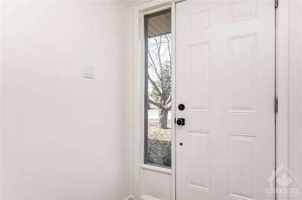 Barrhaven, ON K2J 2C9,5 FABLE ST