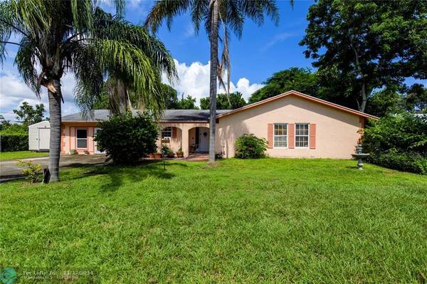 8153 SE Carlton St, Hobe Sound, FL 33455