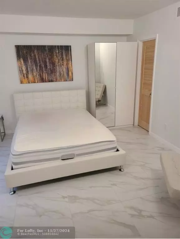 Miami Beach, FL 33139,1390 Ocean Dr  #101