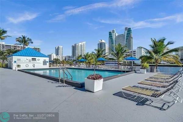 Hallandale Beach, FL 33009,200 Leslie Dr  #323