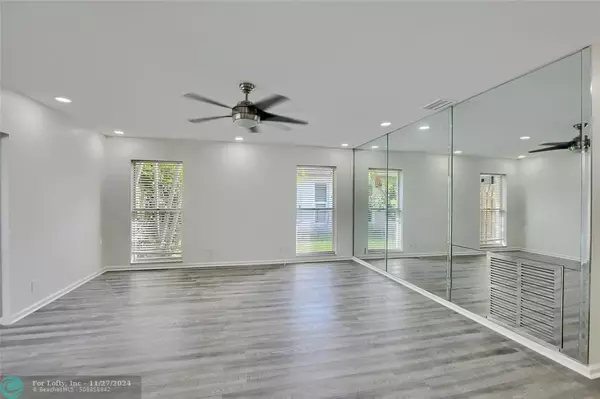 Boca Raton, FL 33487,17404 Spring Tree Ln