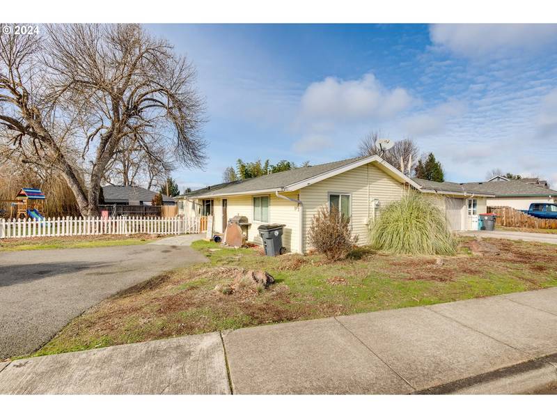 2987 DELTA WATERS RD, Medford, OR 97504