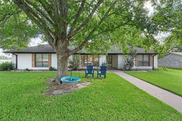 905 Brice Street, Meridian, TX 76665