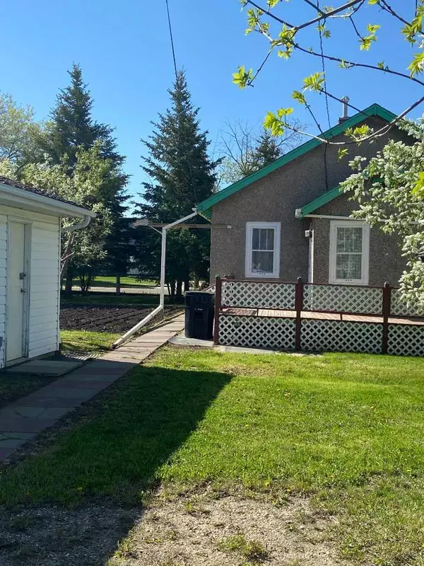 Mclennan, AB T0H2L0,22 2 Avenue NE