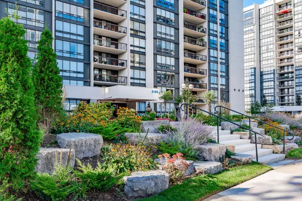 Oakville, ON L6L 5L6,2185 Marine DR #1402