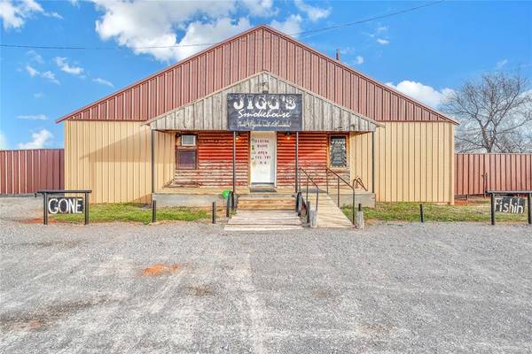 22203 N Frontage Road, Clinton, OK 73601