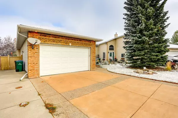 Lethbridge, AB T1H 6M2,110 Cougar CRES N