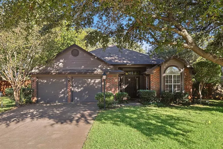 204 Arwine Drive, Hurst, TX 76053