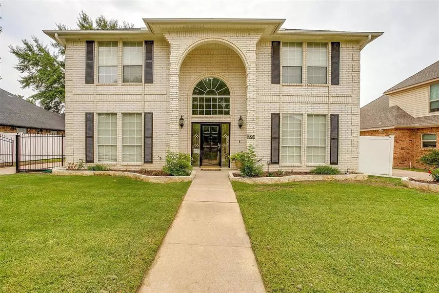 2204 Diamond Point Drive, Arlington, TX 76017