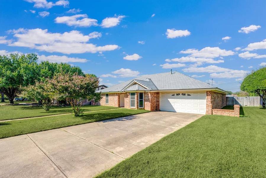 600 W Louella Drive, Hurst, TX 76054