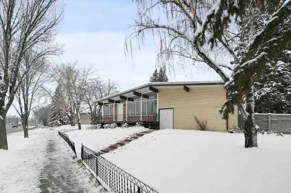 Calgary, AB T2L 2C8,3903 Charleswood DR NW