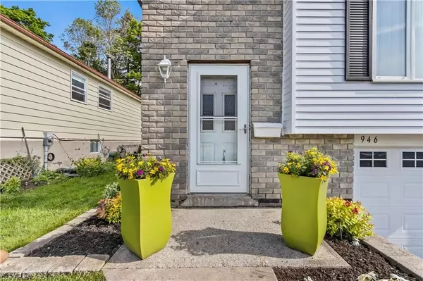 Kingston, ON K7P 1J7,946 OLD COLONY RD