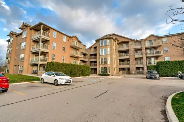 Oakville, ON L6M 4N5,1460 Bishops Gate #306