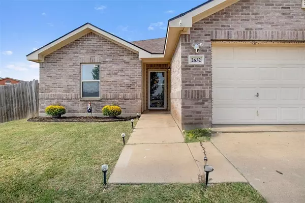 2632 Castle Pines Drive,  Burleson,  TX 76028