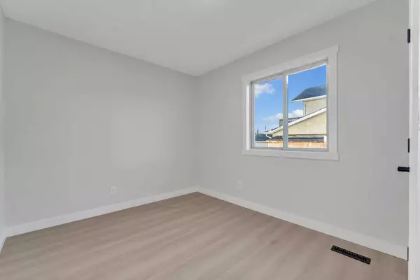 Calgary, AB T3J 2S5,63 Martinview CRES NE