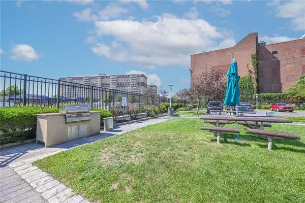 Far Rockaway, NY 11693,260 Beach 81st ST #6J