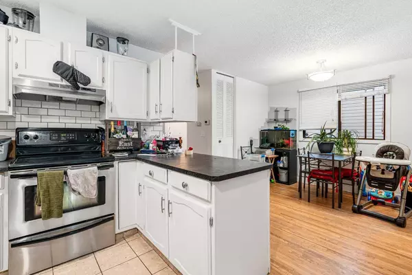 Calgary, AB T2W 2V1,1016 Woodview CRES SW