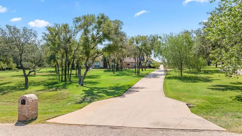 609 Summerlin Drive, Granbury, TX 76048