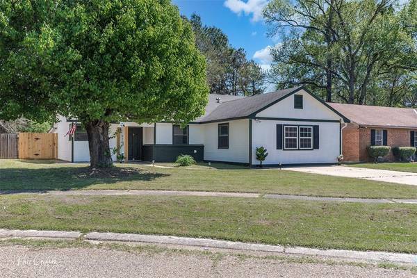 9301 Sandalwood Drive, Shreveport, LA 71118