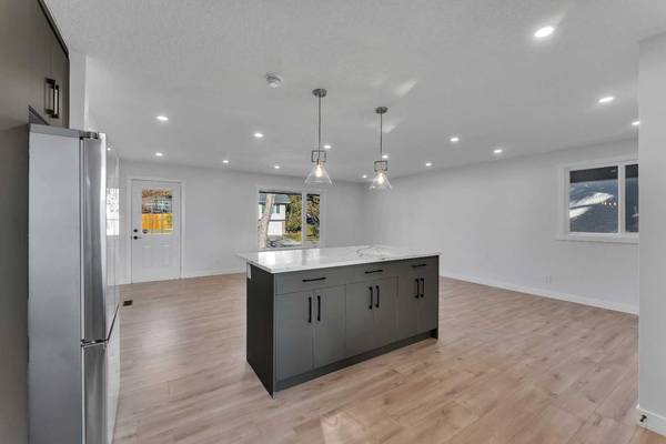 Calgary, AB T2K 4M5,727 Hunterston RD Northwest