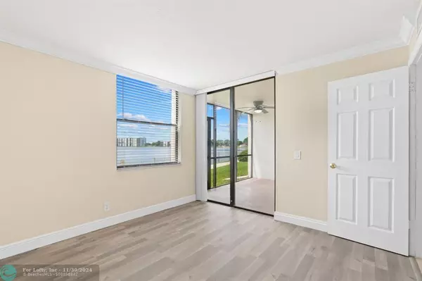 Oakland Park, FL 33309,110 Lake Emerald Dr  #101