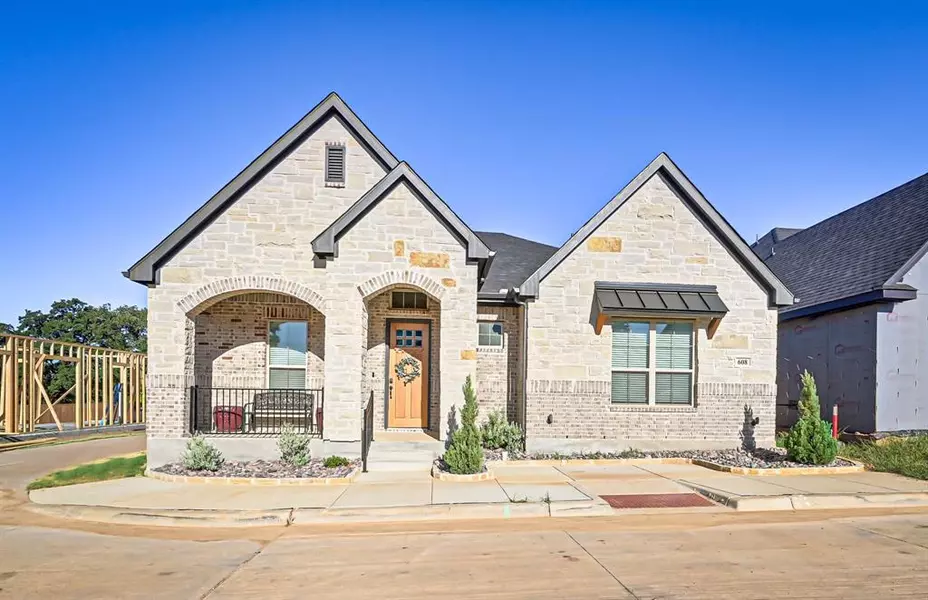 608 Oaks Court, Kennedale, TX 76060