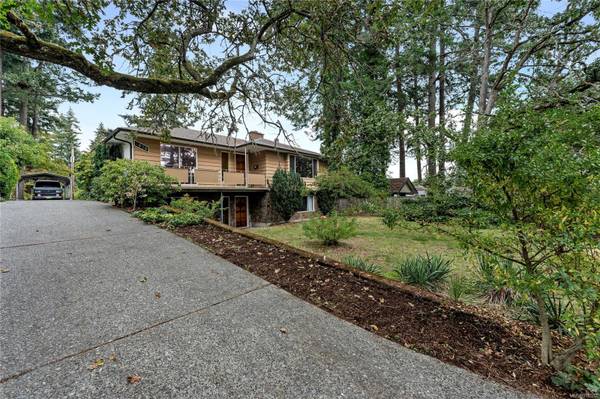 1070 Iris Ave, Saanich, BC V8Z 2N7