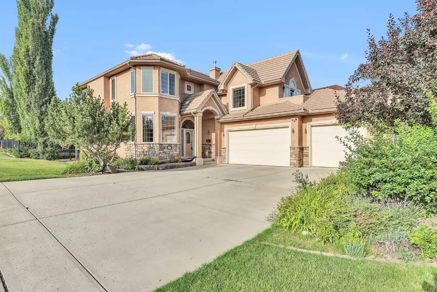 2 Canso CT Southwest, Calgary, AB T2W 3B1