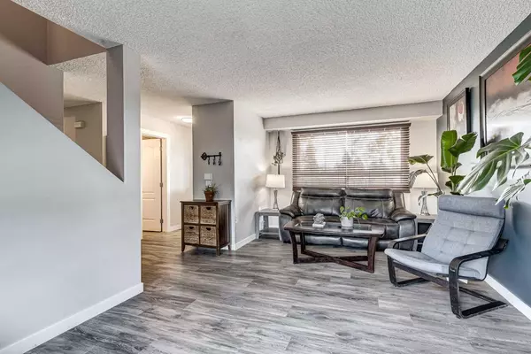 Calgary, AB T3J1A7,100 Falconridge Close NE