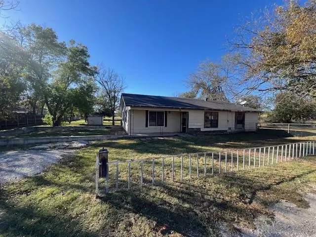 502 Palmer Street, Bangs, TX 76823