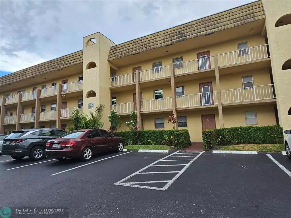 Sunrise, FL 33322,8225 Sunrise Lakes Blvd  #305