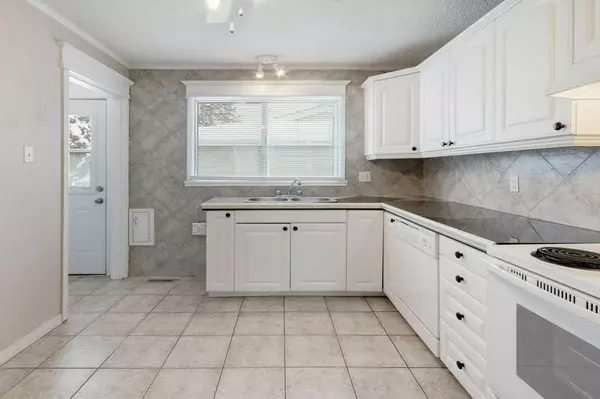 Calgary, AB T2J 0T4,248 Allan CRES SE