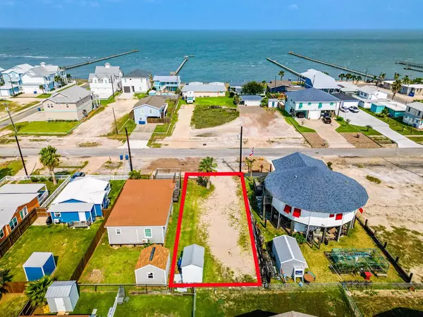 1515 S Magnolia St, Rockport, TX 78382