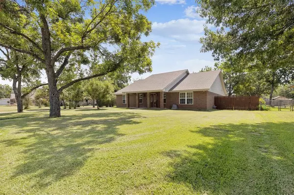 1105 Grand Avenue, Cleburne, TX 76033