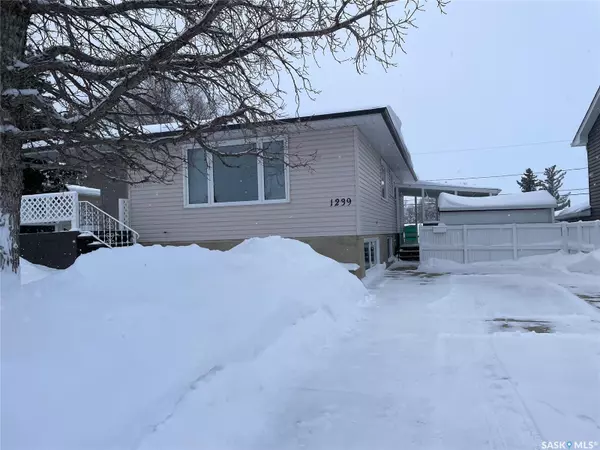 1239 Hochelaga STREET W, Moose Jaw, SK S6H 2J5