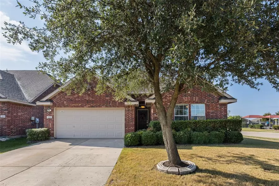 1300 Castlegar Lane, Fort Worth, TX 76247