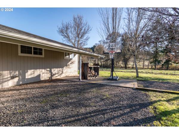 Roseburg, OR 97470,257 FAWN DR