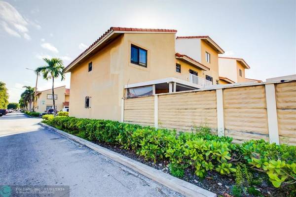 2735 W 61st Pl  #201, Hialeah, FL 33016