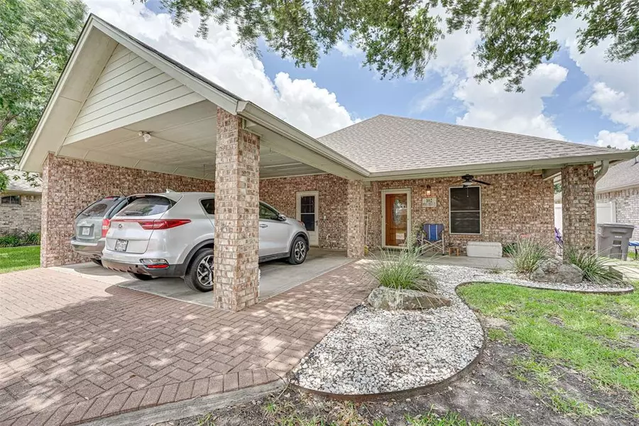 102 Royal Crest Court, Red Oak, TX 75154