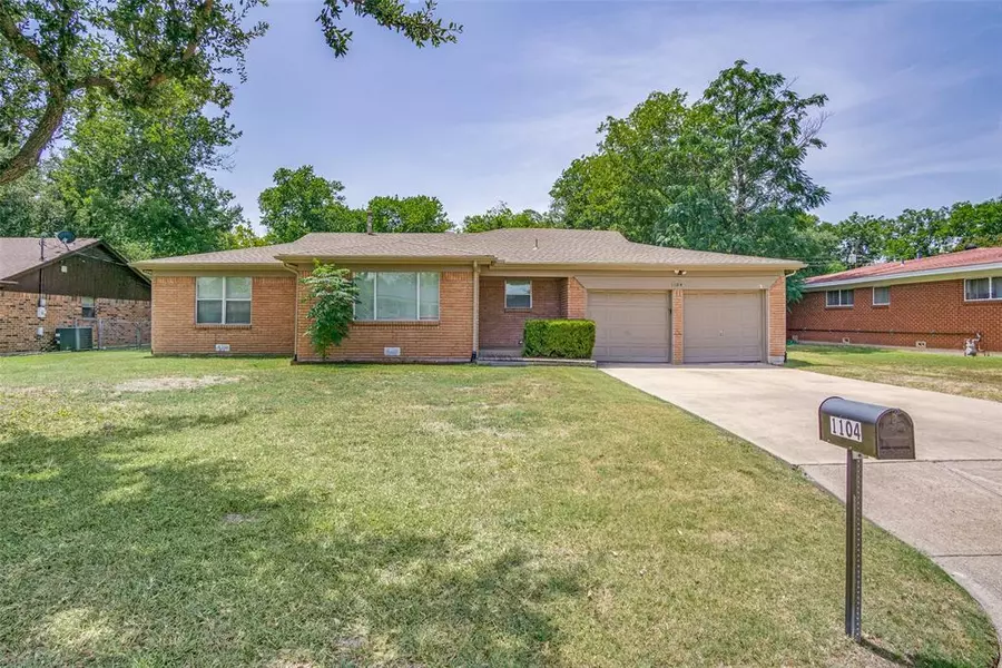 1104 Park Center Street, Benbrook, TX 76126