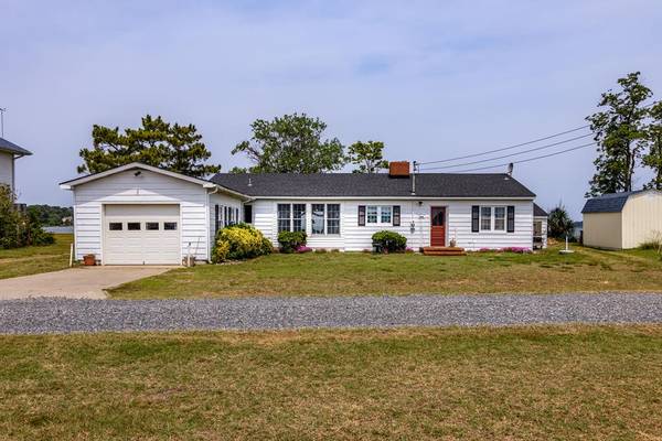 668 Narrows Beach RD, Hague, VA 22469