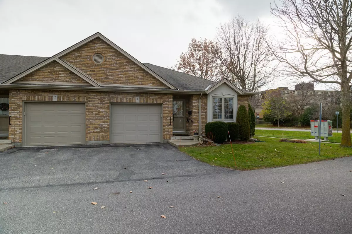 Brantford, ON N3R 8B5,25 COBDEN CT #1