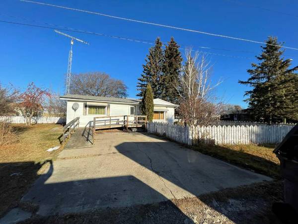 5102 46 ST, Mannville, AB T0B 2W0